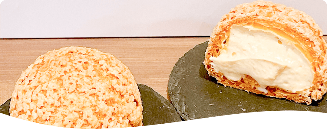 サクサクのクッキー生地、添加物不使用のマダガスカル産バニラと、那須の御養卵を使用したカスタードシュークリム